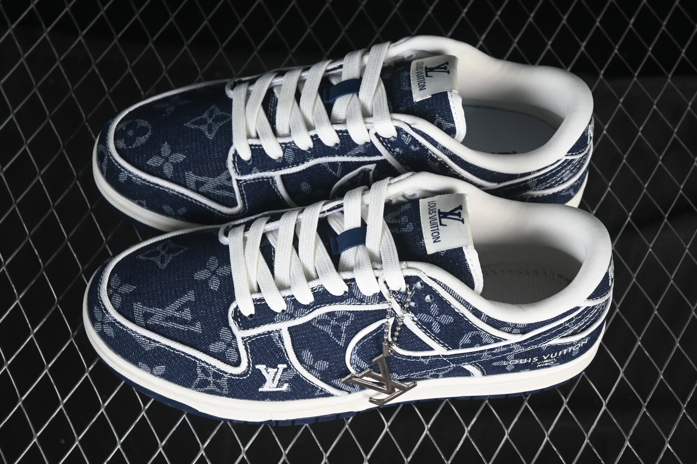 All categories Nk SB Dunk Series Nk SB Dunk Low High-end customized low-top sneakers Nike SB Dunk Low LV co-branded dark blue denim High-end customized low-top casual sneakers SC0601-469
